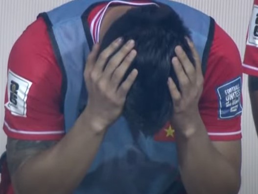 Quang Hải thất thần trên ghế dự bị trận Việt Nam vs Indonesia, người thân tiết lộ câu chuyện trước thềm thi đấu khiến fan hâm mộ xúc động - Ảnh 6